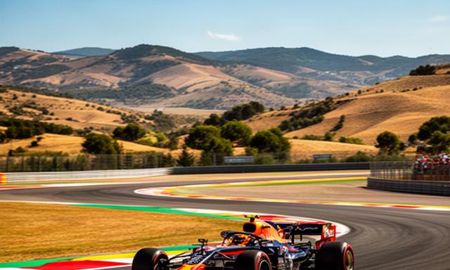 Formule 1-auto op het zonnige Circuit de Barcelona-Catalunya met heuvels op de achtergrond