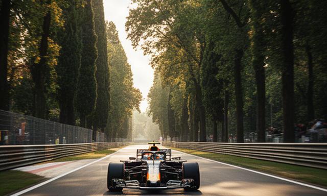 Formule 1-auto op het snelle Monza-circuit tussen hoge Italiaanse bomen