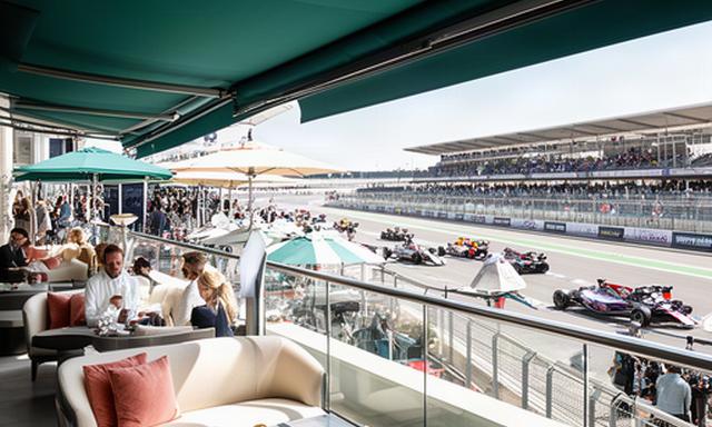 Luxe Paddock Club-terras met uitzicht op pitstraat en racewagens