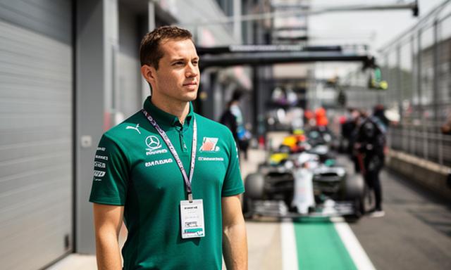 Reisbegeleider met circuitpas langs de pitstraat tijdens een Formule 1-evenement