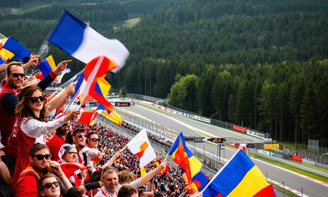 Formule 1-fans met vlaggen op een tribune bij Spa-Francorchamps in de Ardennen